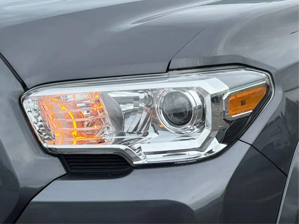 Toyota Tacoma photo 31
