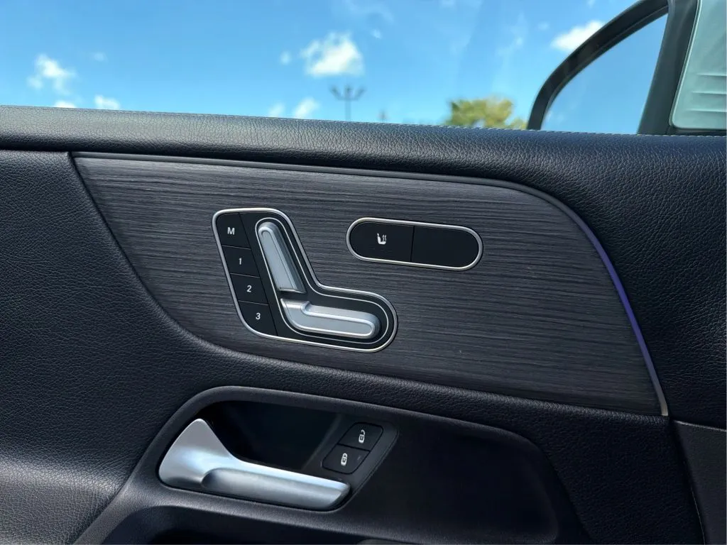Mercedes-Benz GLB photo 25