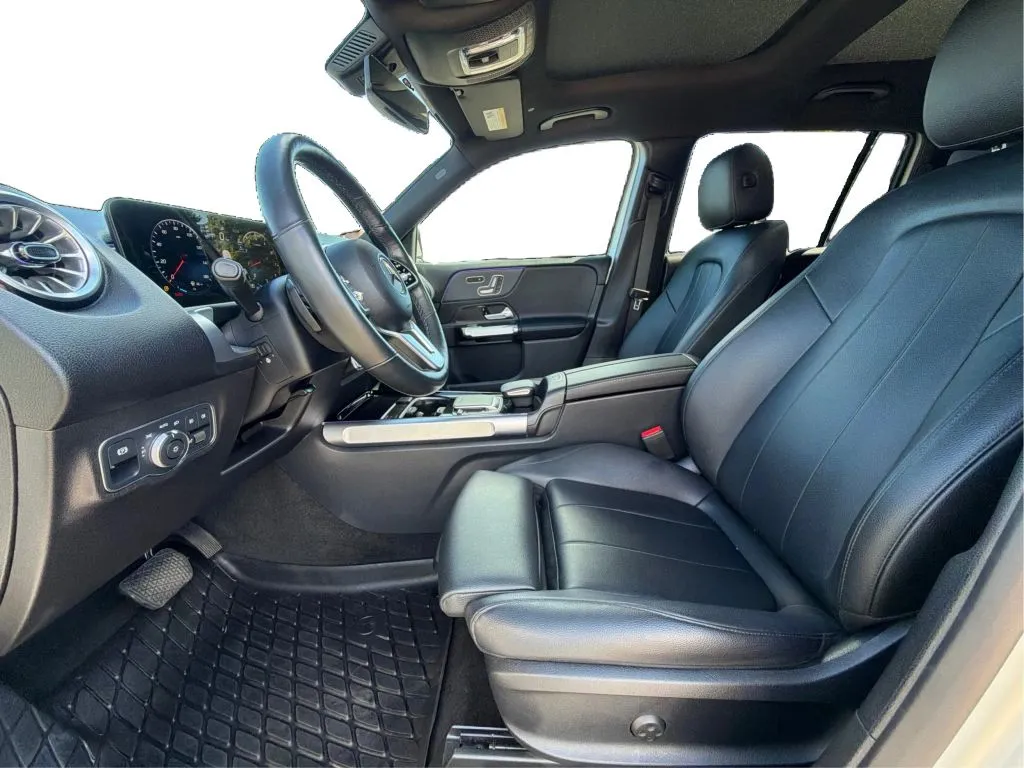 Mercedes-Benz GLB photo 16