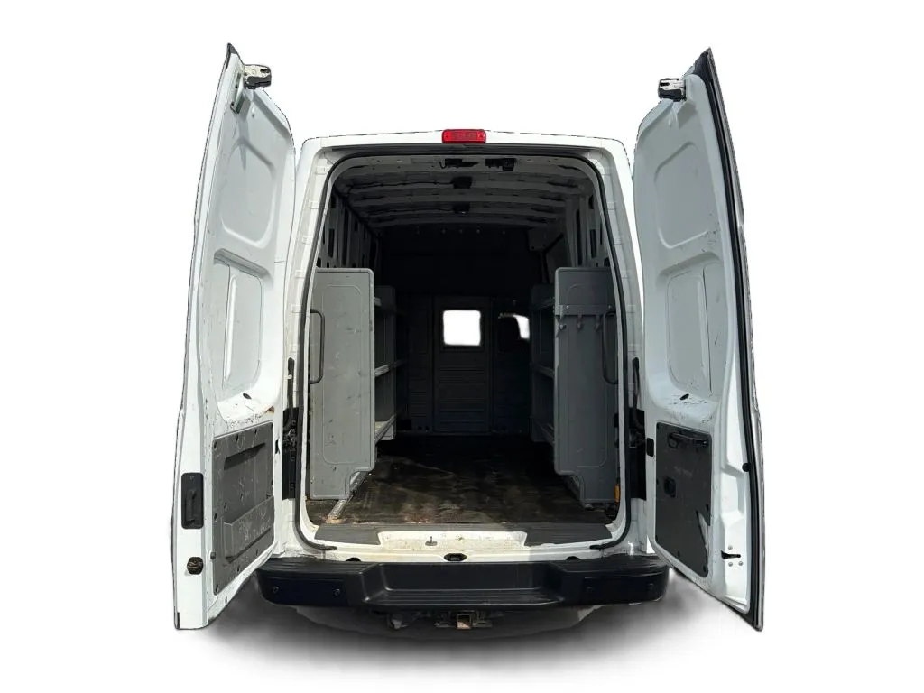 Nissan NV2500 HD Cargo photo 17