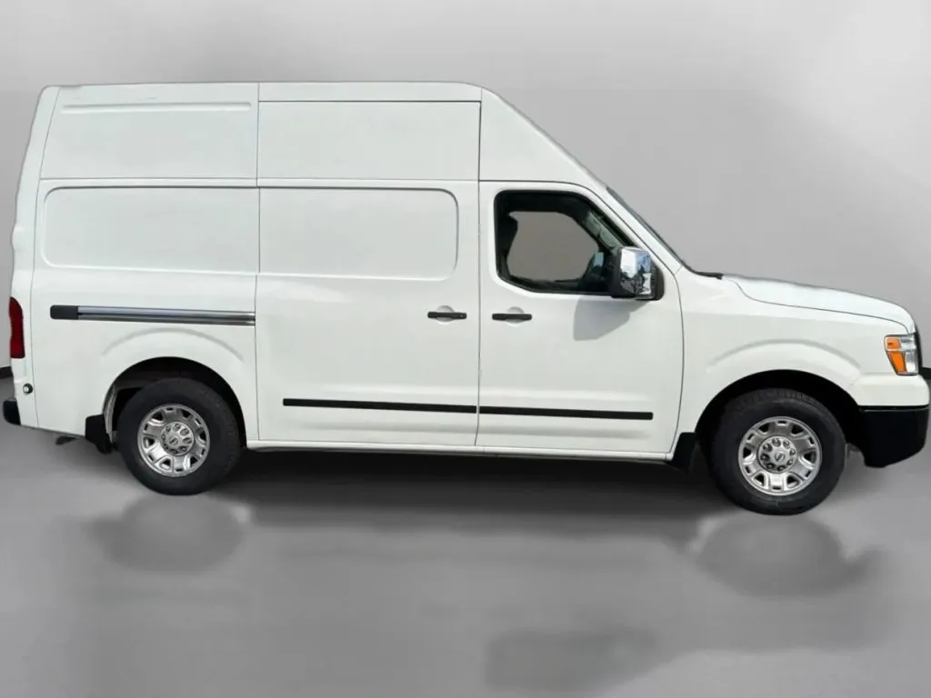 Nissan NV2500 HD Cargo photo 7