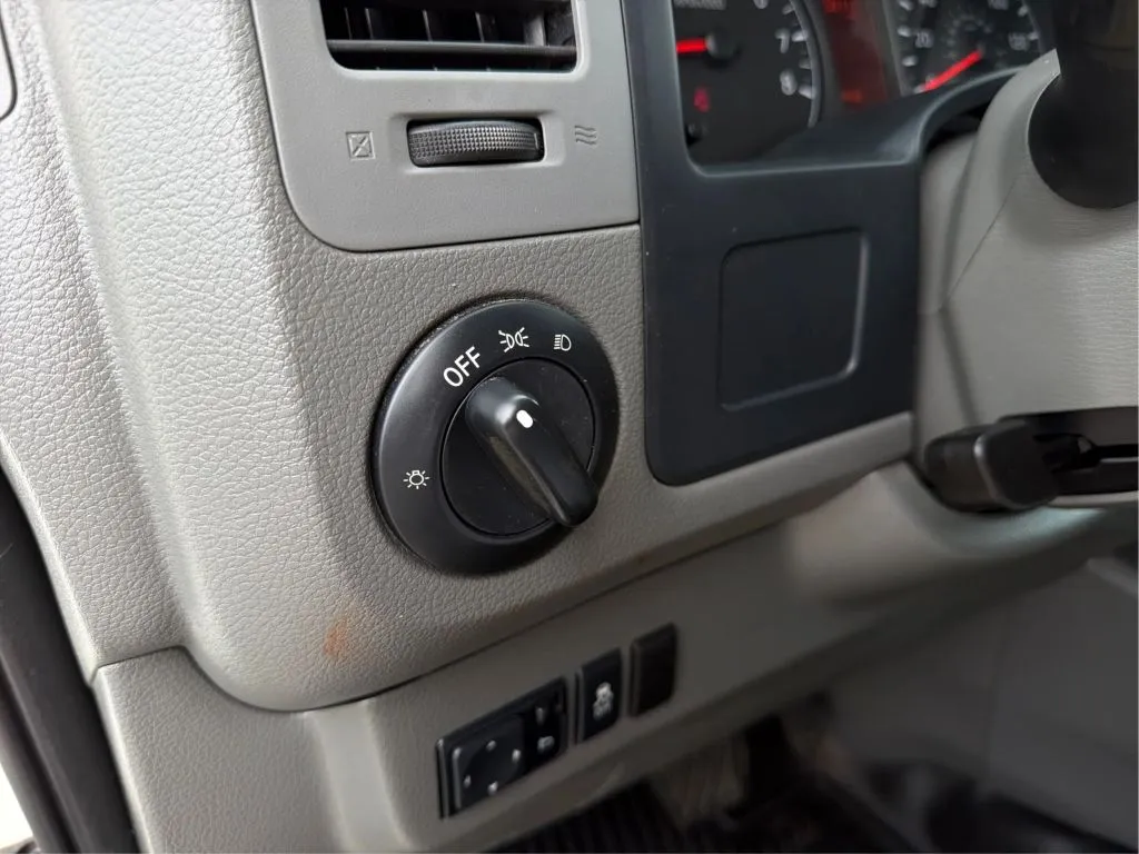 Nissan NV2500 HD Cargo photo 21