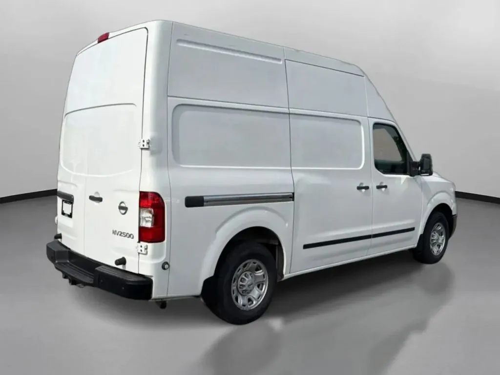 Nissan NV2500 HD Cargo photo 9