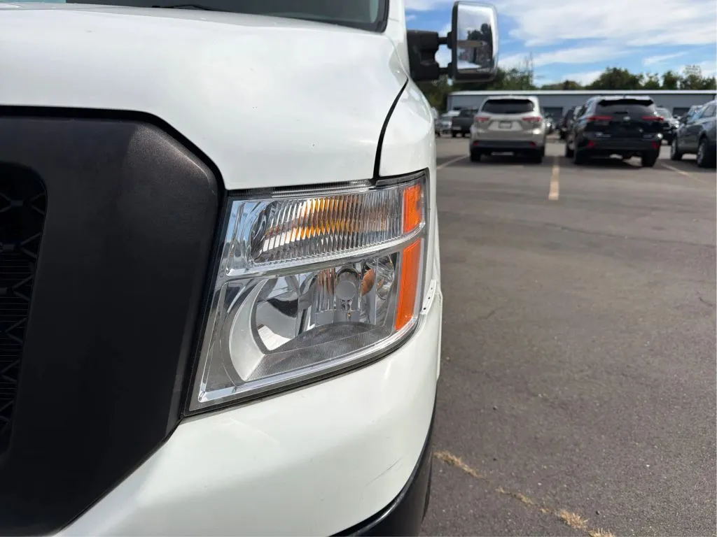 Nissan NV2500 HD Cargo photo 28