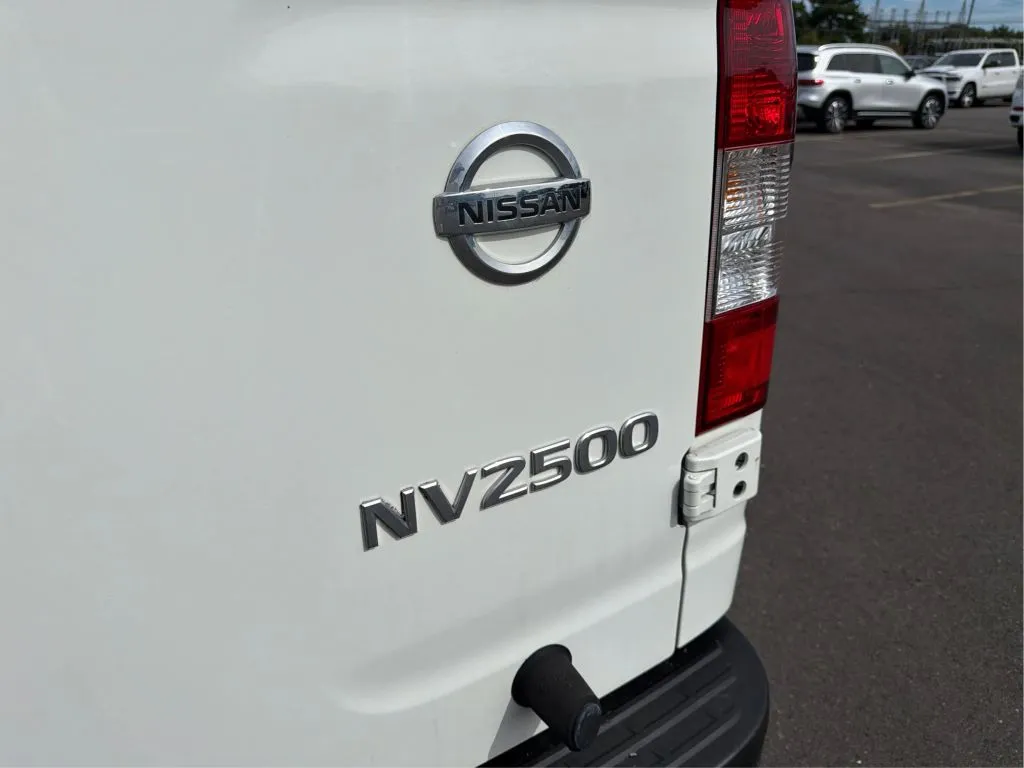 Nissan NV2500 HD Cargo photo 25