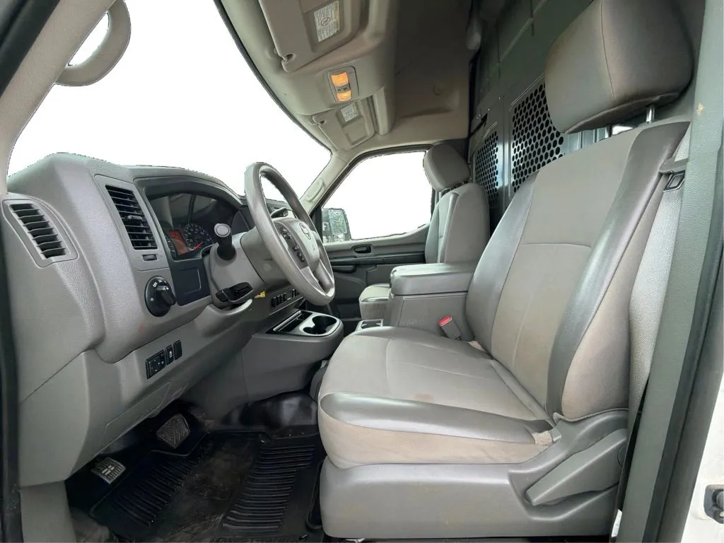 Nissan NV2500 HD Cargo photo 16