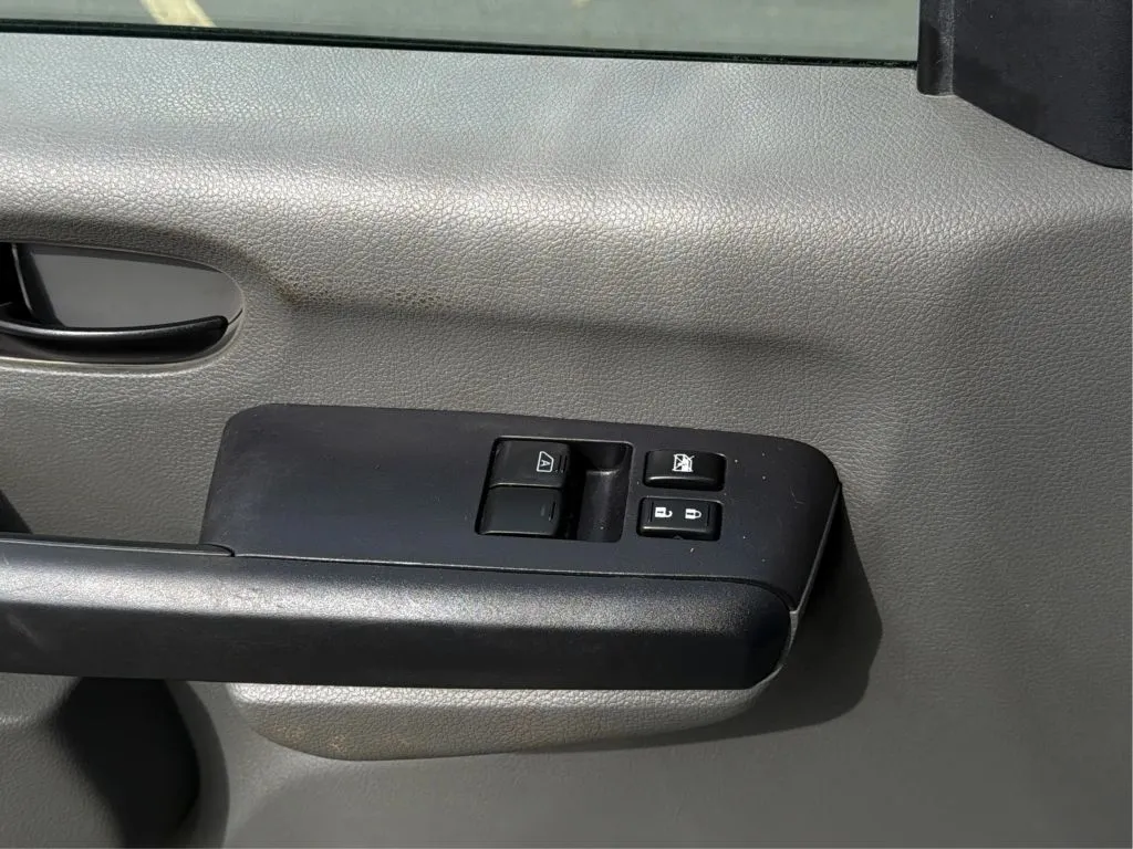 Nissan NV2500 HD Cargo photo 34