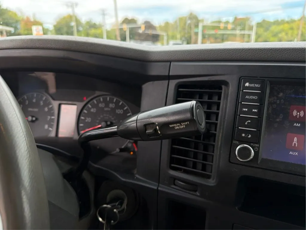 Nissan NV2500 HD Cargo photo 35