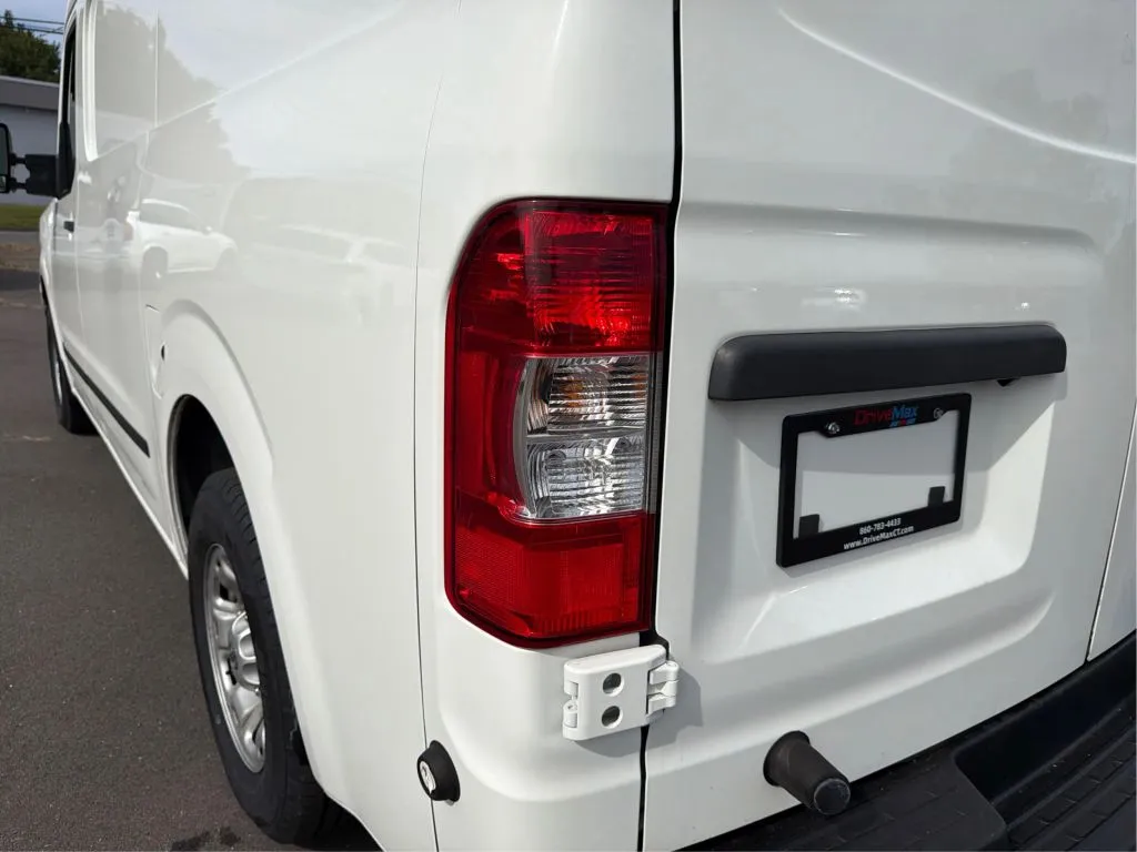 Nissan NV2500 HD Cargo photo 29