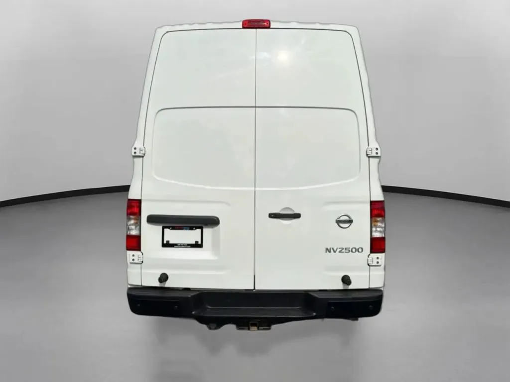 Nissan NV2500 HD Cargo photo 11