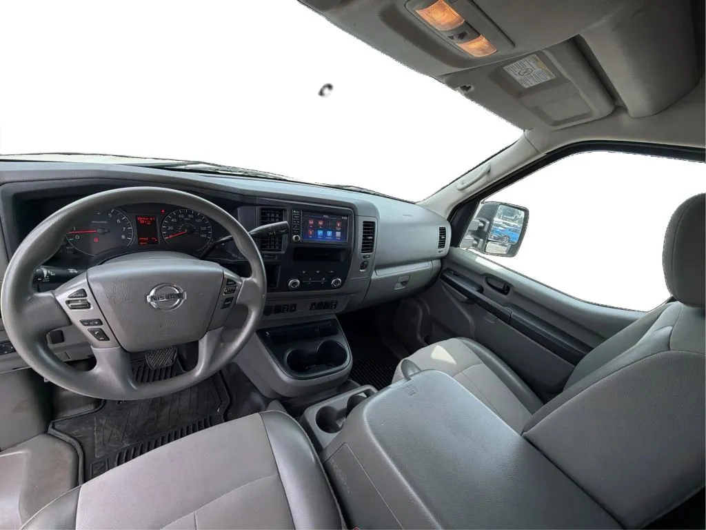 Nissan NV2500 HD Cargo photo 31