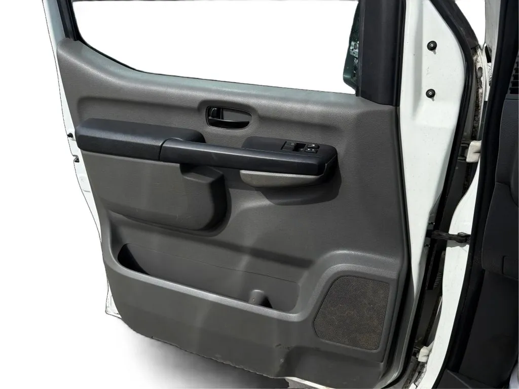 Nissan NV2500 HD Cargo photo 22