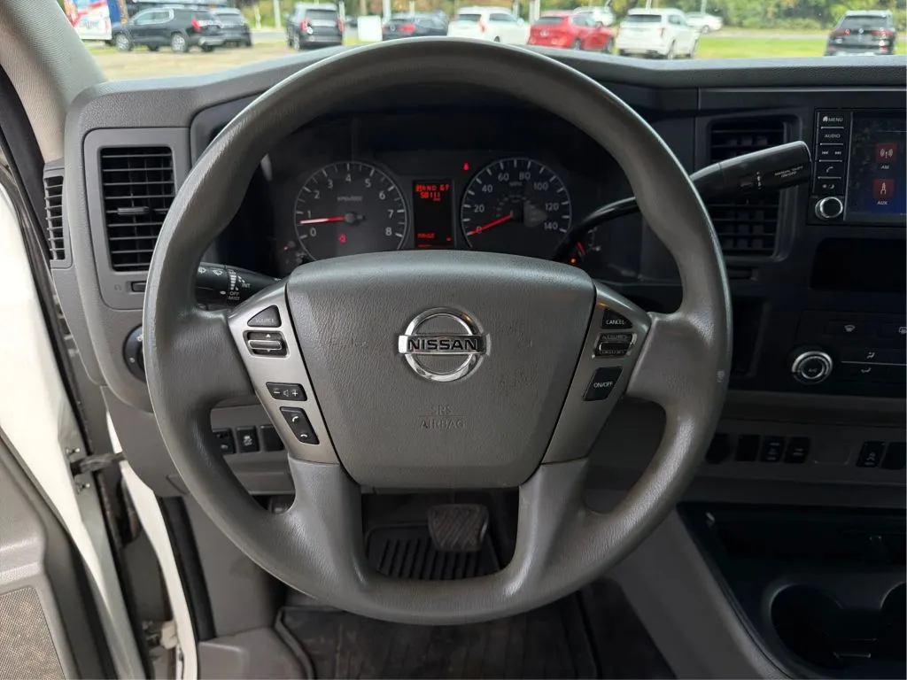 Nissan NV2500 HD Cargo photo 20