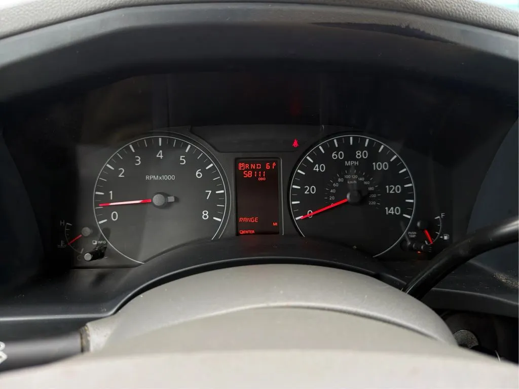 Nissan NV2500 HD Cargo photo 19