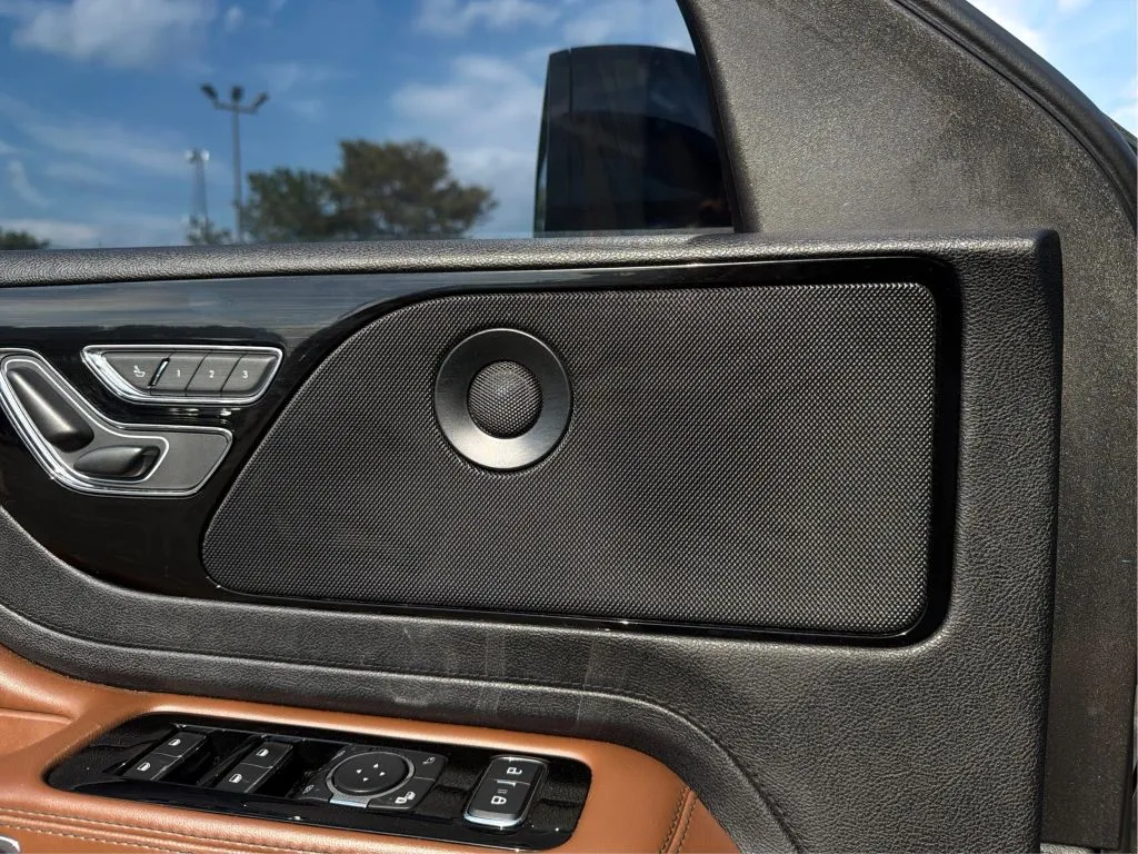 Lincoln Aviator photo 40