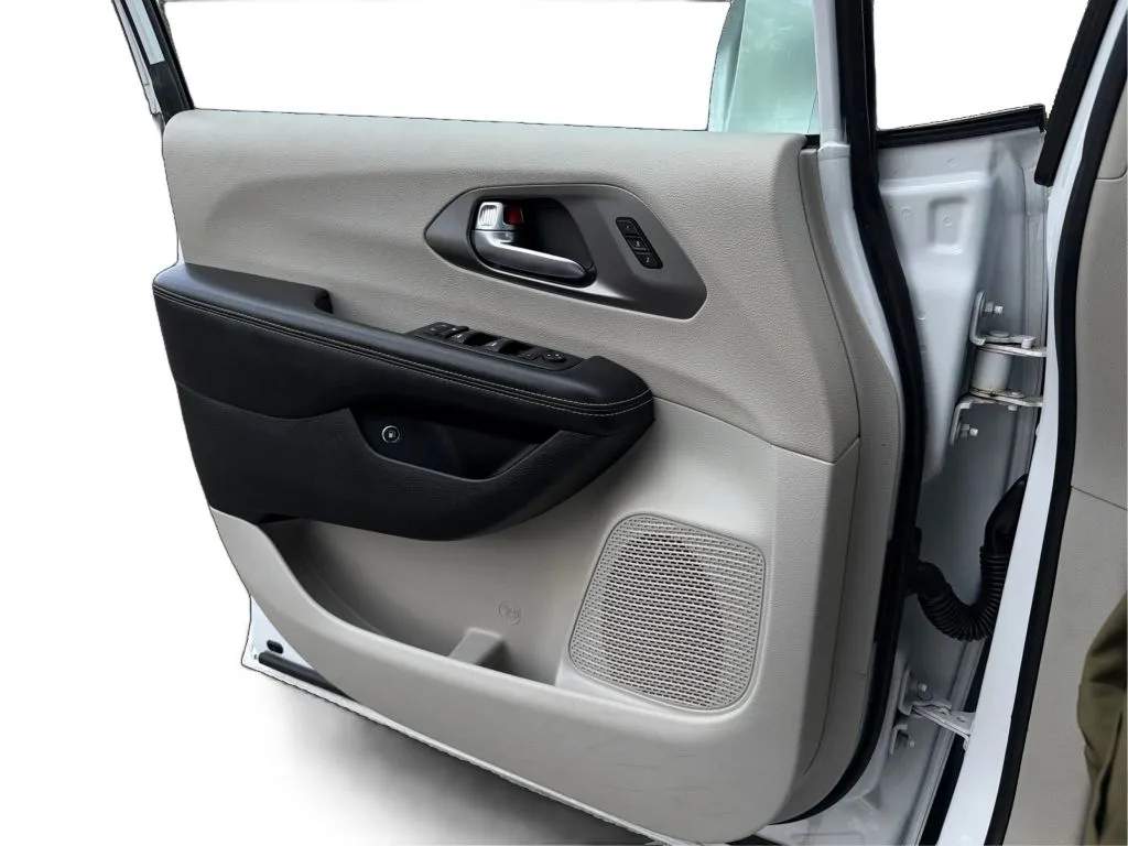 Chrysler Pacifica photo 26