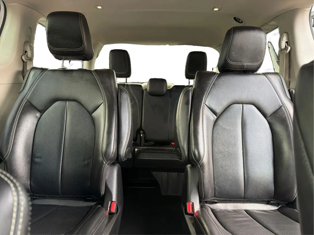 Chrysler Pacifica photo 19