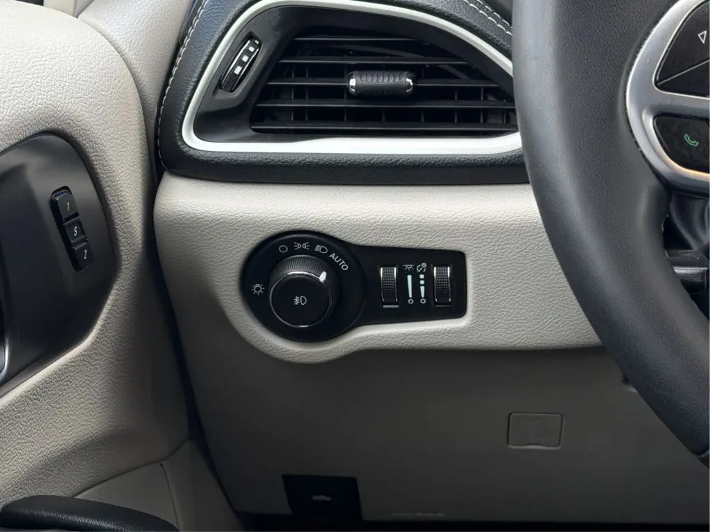 Chrysler Pacifica photo 24