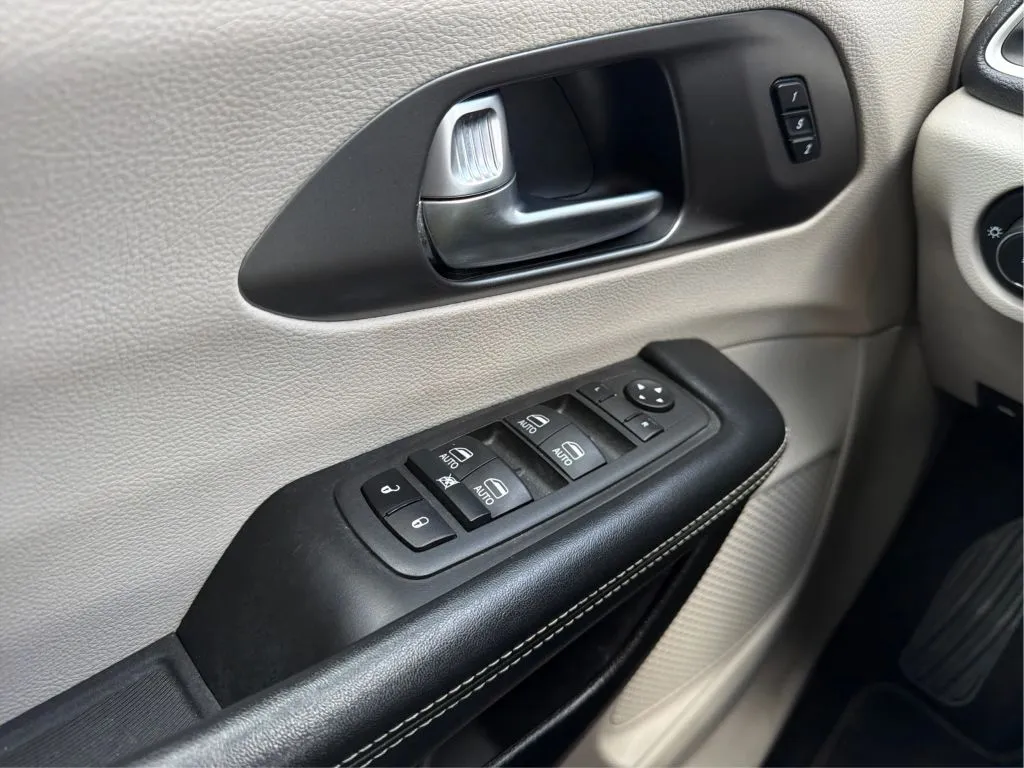 Chrysler Pacifica photo 42