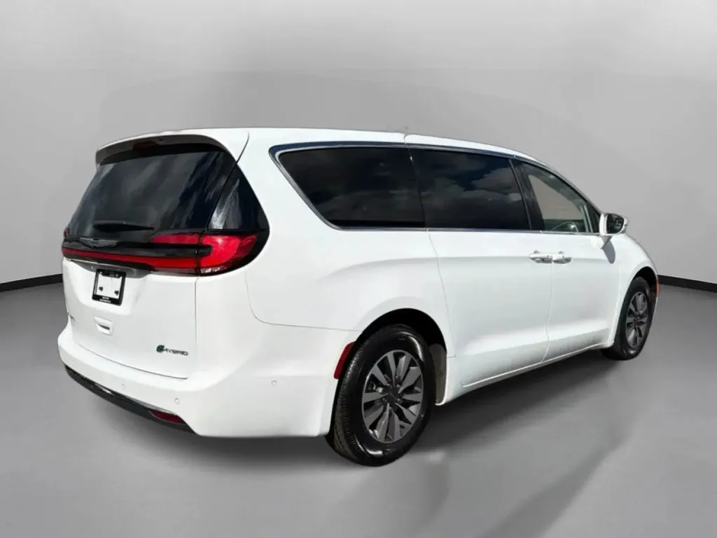 Chrysler Pacifica photo 9