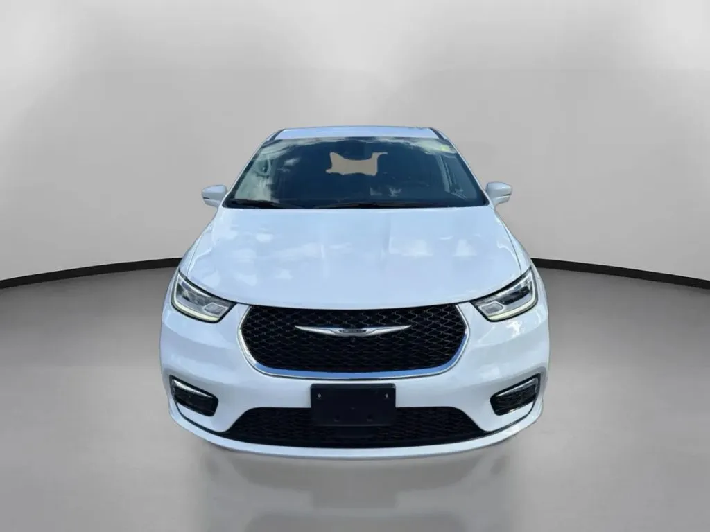 Chrysler Pacifica photo 3