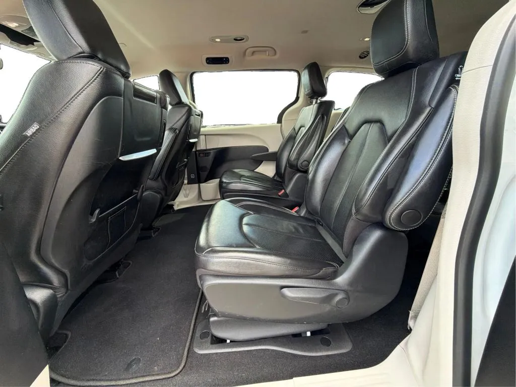 Chrysler Pacifica photo 17
