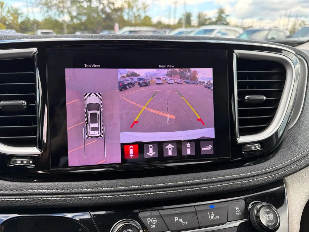 Chrysler Pacifica photo 38