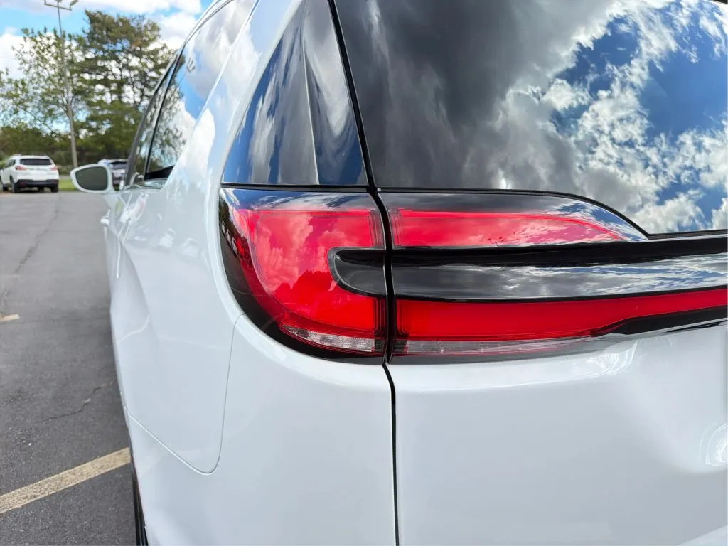 Chrysler Pacifica photo 33
