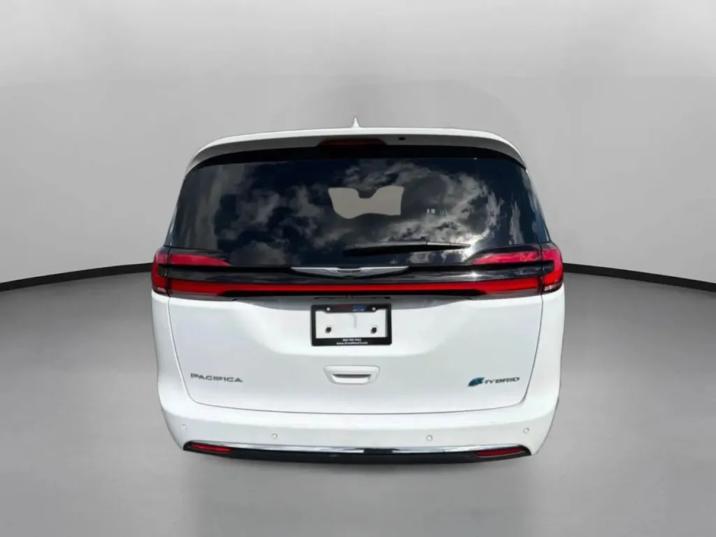 Chrysler Pacifica photo 11