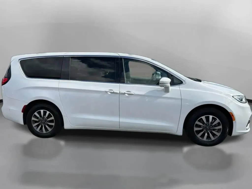 Chrysler Pacifica photo 7