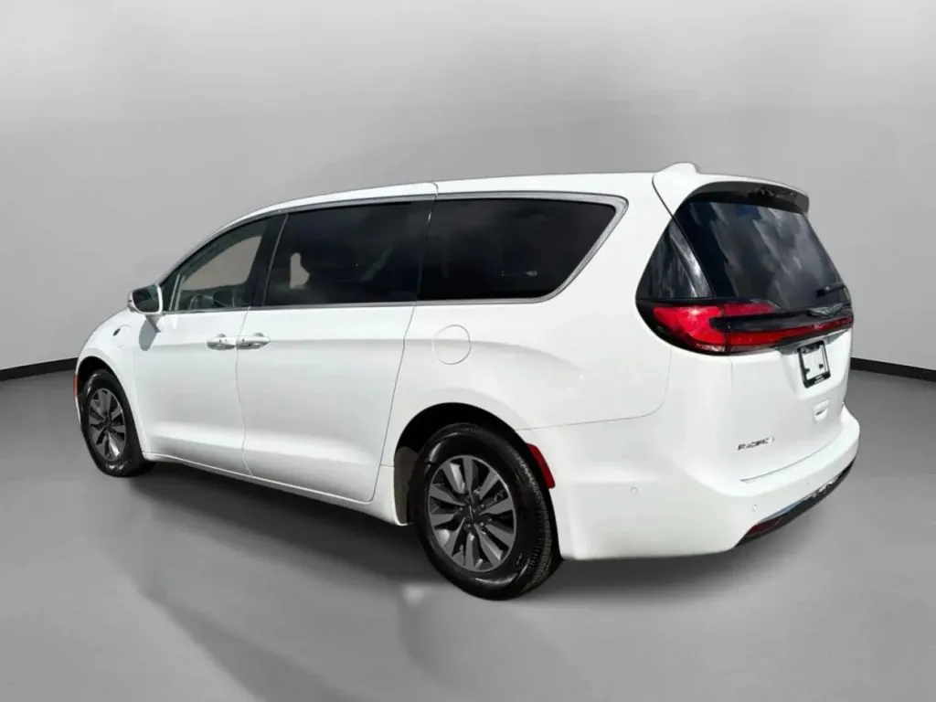 Chrysler Pacifica photo 13