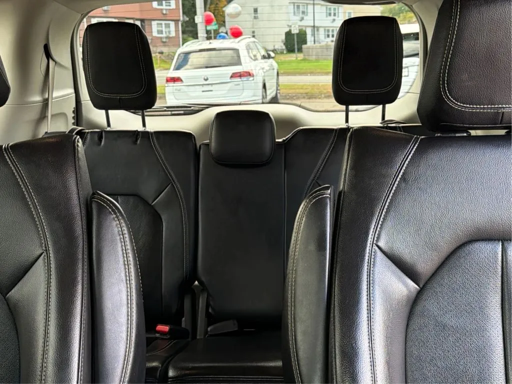 Chrysler Pacifica photo 43