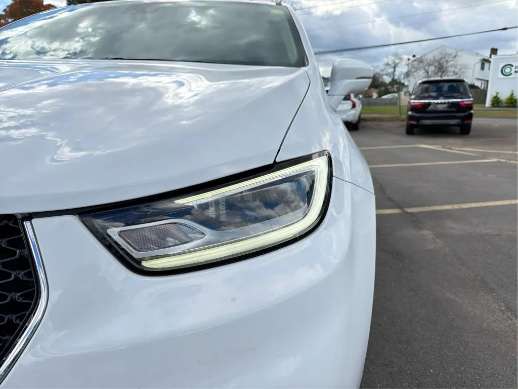 Chrysler Pacifica photo 32