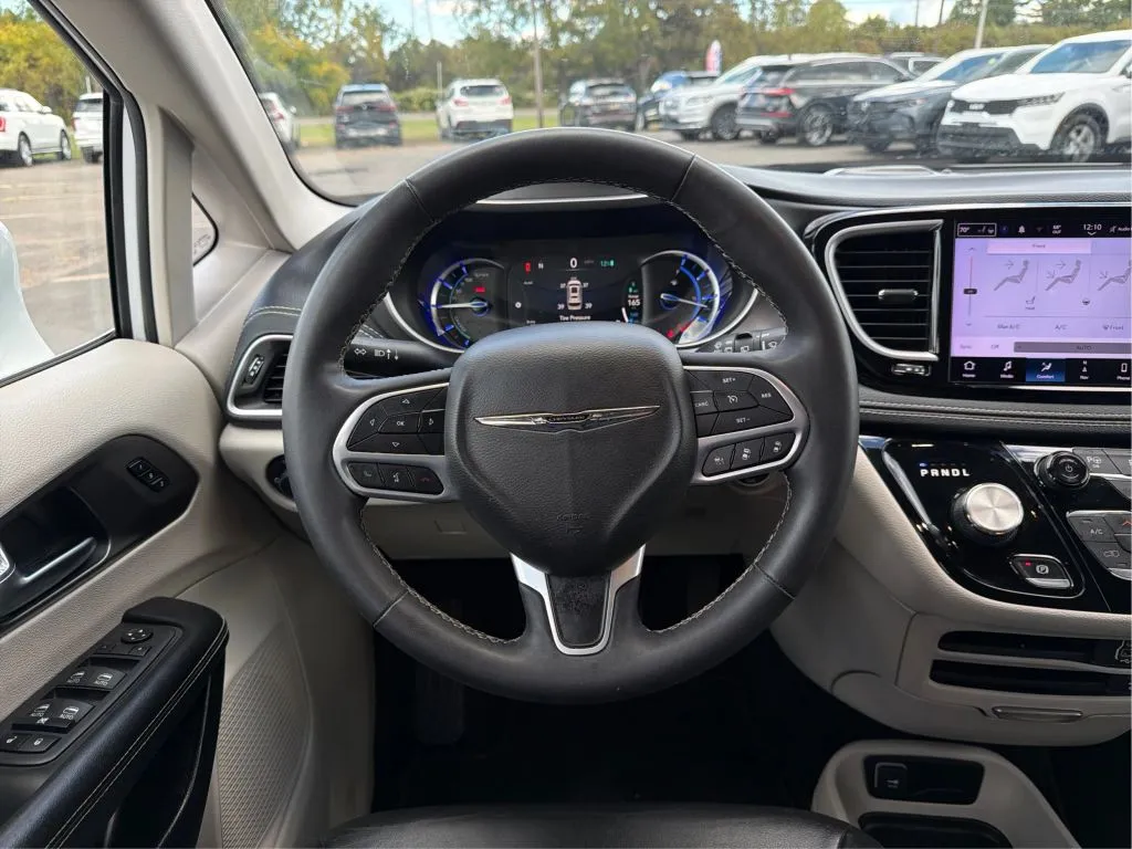 Chrysler Pacifica photo 23