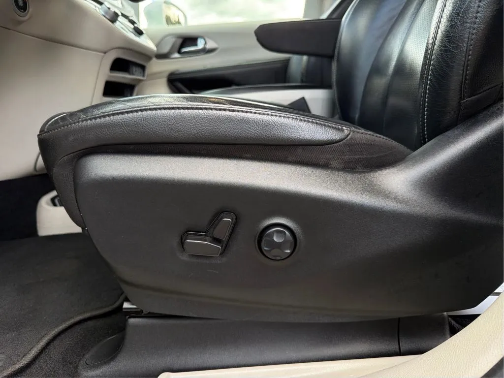 Chrysler Pacifica photo 25