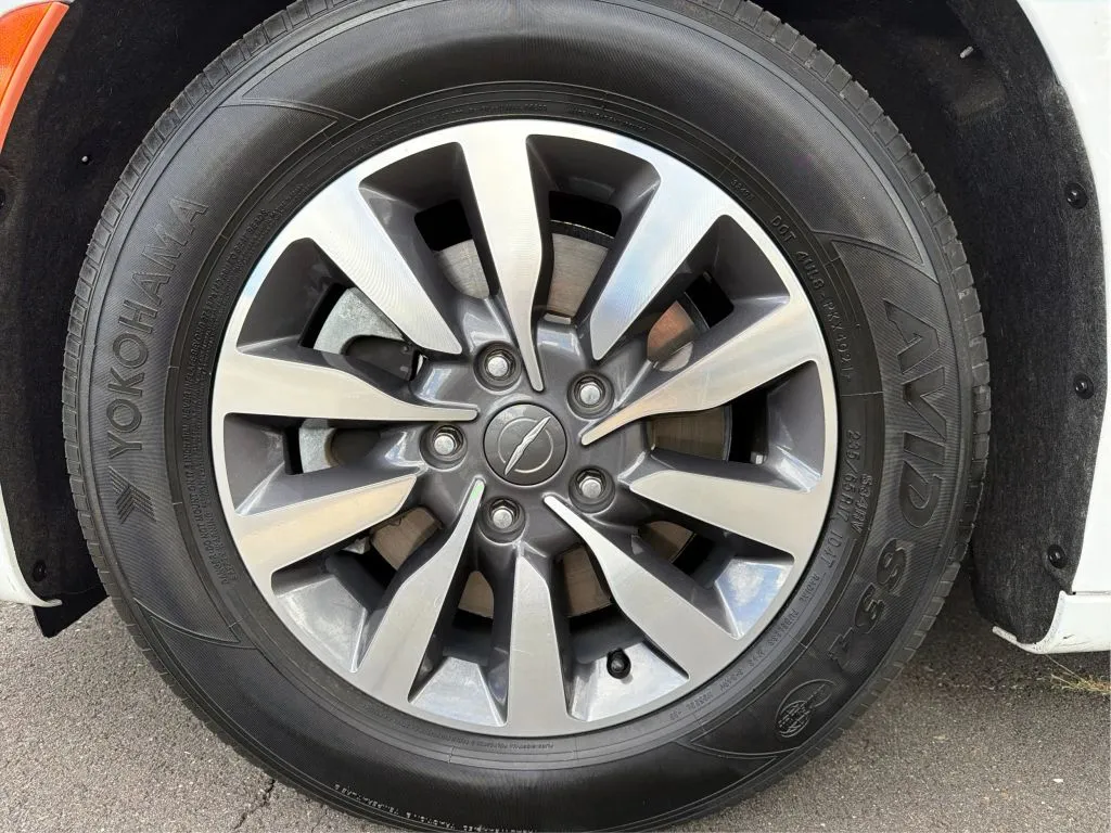 Chrysler Pacifica photo 30