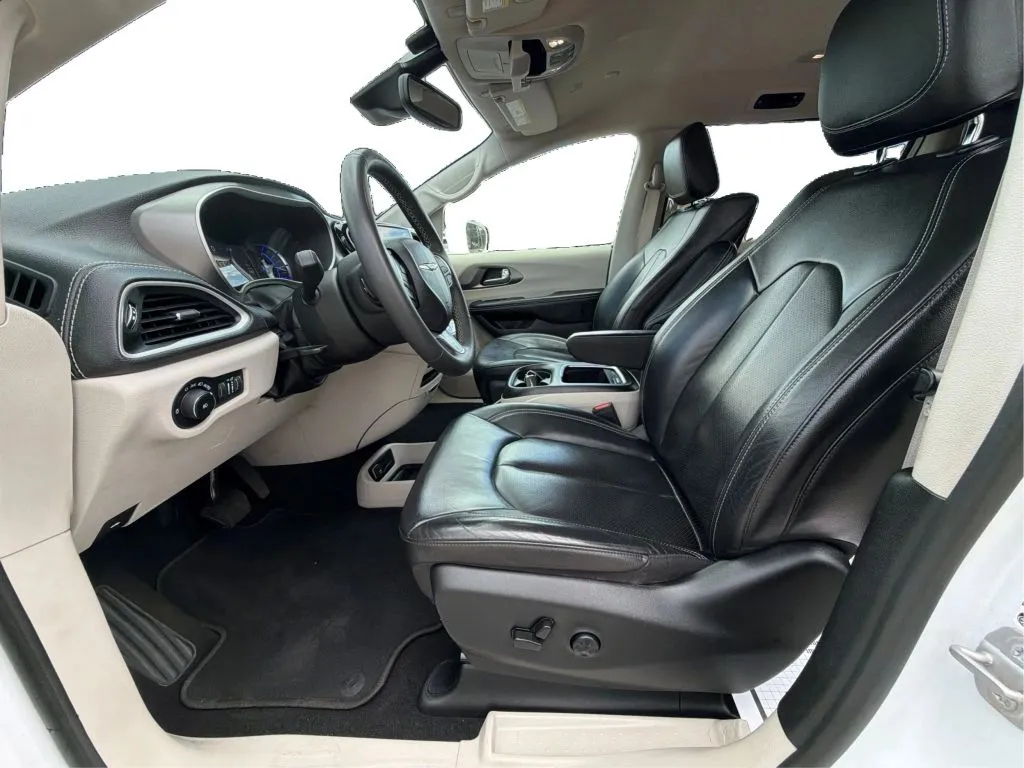 Chrysler Pacifica photo 16