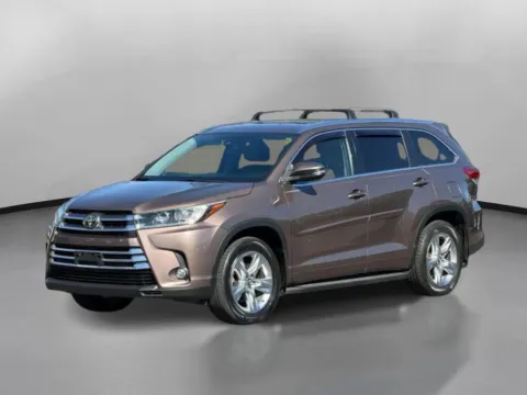 More photos of 2017 Toyota Highlander Limited Sport Utility 4D at Drivemax, CT