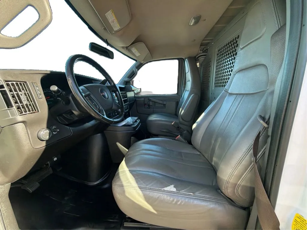 GMC Savana photo 16