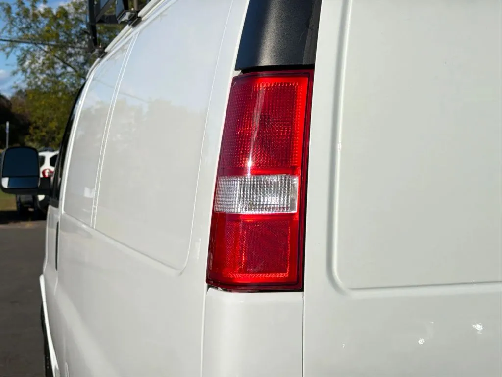 GMC Savana photo 30