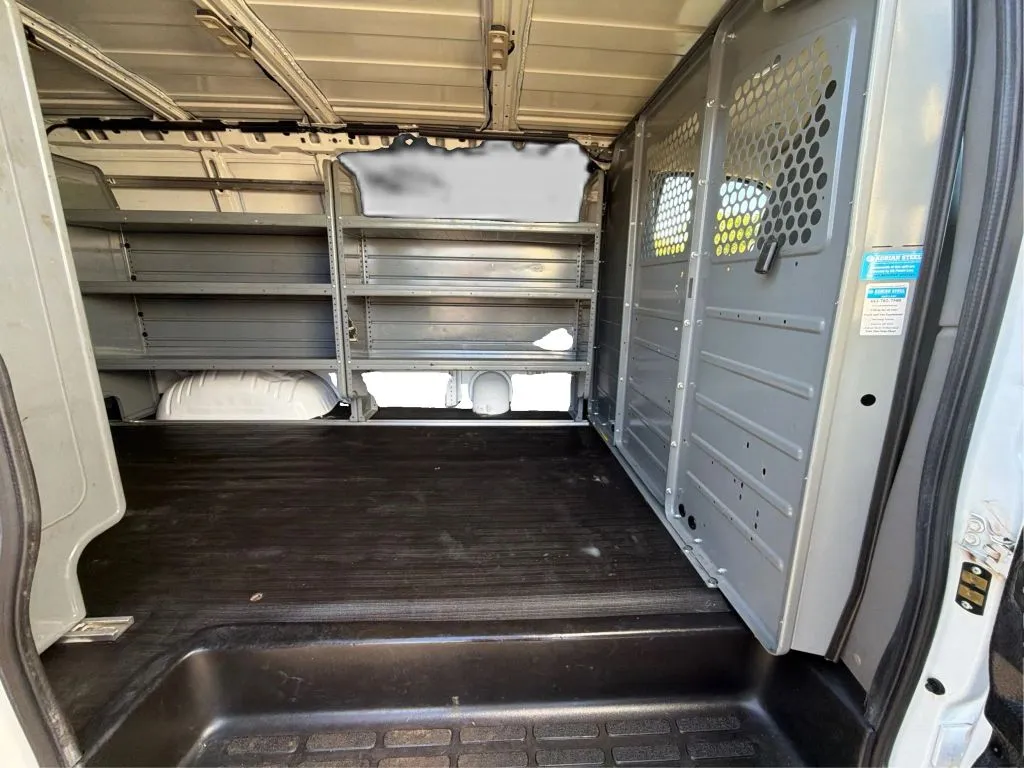 GMC Savana photo 17