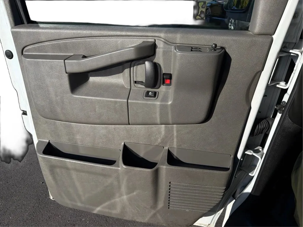 GMC Savana photo 23