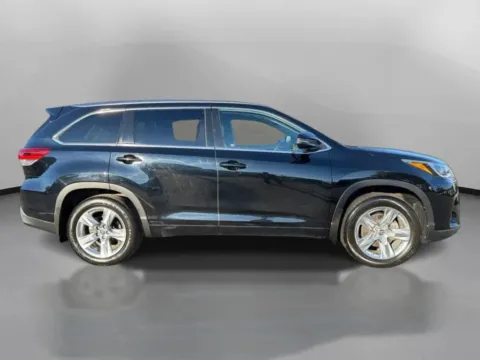 More photos of 2018 Toyota Highlander Limited Sport Utility 4D at Drivemax, CT