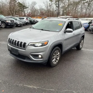Photos of 2019 Jeep Cherokee Latitude Plus for sale in Westfield, IN at Indy Auto Man - Westfield