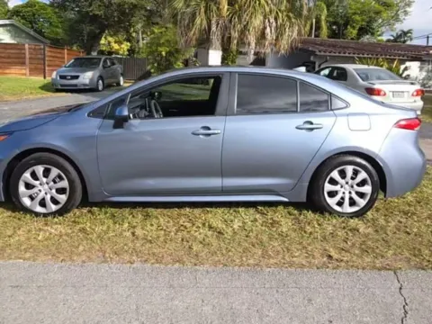 More photos of 2021 Toyota Corolla LE at Indy Auto Man - Westfield, IN