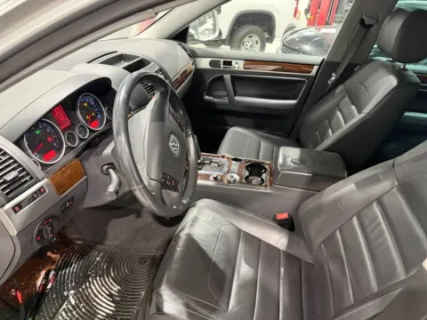More photos of 2008 Volkswagen Touareg 2 VR6 FSI at Indy Auto Man - Westfield, IN