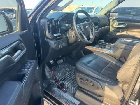 More photos of 2022 Chevrolet Silverado 1500 LTZ at Indy Auto Man - Westfield, IN