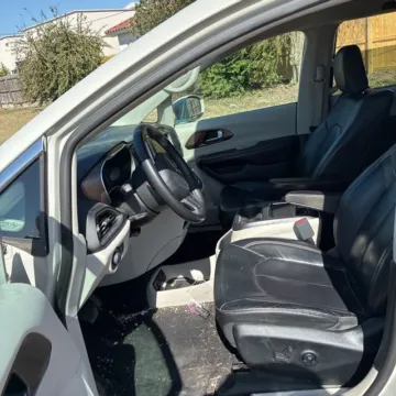 More photos of 2017 Chrysler Pacifica Touring L Plus at Indy Auto Man - Westfield, IN