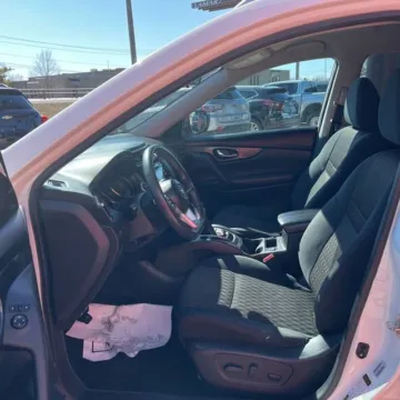 More photos of 2017 Nissan Rogue SV at Indy Auto Man - Westfield, IN