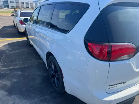 More photos of 2020 Chrysler Pacifica Touring L Plus at Indy Auto Man - Westfield, IN